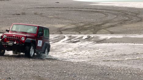 Jeep-Wrangler-Überquerung-Eines-Baches-Am-Strand-Von-Cooks-Inlet-Auf-Der-Halbinsel-Kenai-In-Alaska