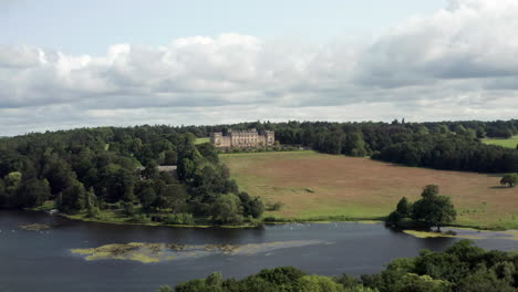 órbita-Aérea-De-Harewood-House,-Una-Casa-De-Campo-En-El-Oeste-De-Yorkshire-De-Derecha-A-Izquierda