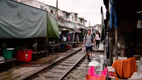 Un-Emocionante-Viaje-En-Tren-Al-Mercado-Ferroviario-De-Mae-Klong