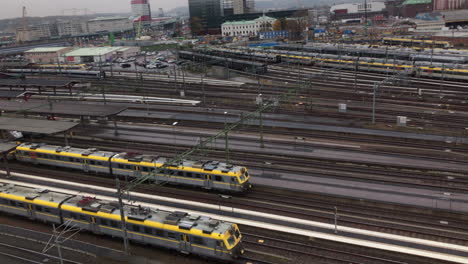 15-De-Octubre-De-2019,-Gotemburgo,-Suecia:-Un-Tren-Que-Sale-De-La-Estación-Central-De-Gotemburgo-En-Un-Día-Gris-De-Invierno,-Suecia