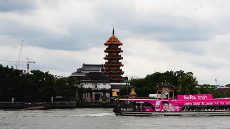 Che-Chin-Khor-Temple-and-Pagoda-at-Chaophraya-River-is-famous-to-devotees-and-for-sketchers,-photographers,-and-tourist-from-around-the-world