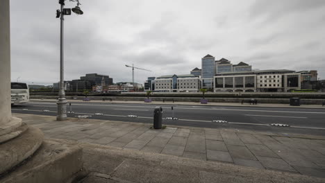 Lapso-De-Tiempo-De-Tráfico-Y-Gente-Caminando-Durante-El-Día-En-El-Centro-De-La-Ciudad-De-Dublín-En-Irlanda