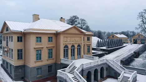 Drone-Está-Dando-Vueltas-Alrededor-Del-Palacio-Cubierto-De-Nieve-De-Gunnebo-En-Suecia,-Gotemburgo