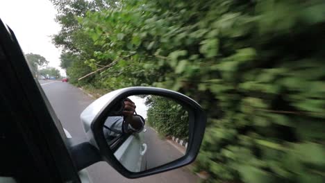 Vegetación-Plantada-Al-Lado-De-La-Carretera-Para-Controlar-El-Nivel-De-Contaminación-En-Nueva-Delhi,-India