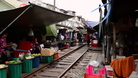 Un-Emocionante-Viaje-En-Tren-Al-Mercado-Ferroviario-De-Mae-Klong