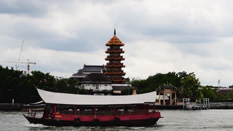 El-Templo-Y-Pagoda-Che-Chin-Khor-En-El-Río-Chaophraya-Es-Famoso-Entre-Los-Devotos-Y-Entre-Los-Dibujantes,-Fotógrafos-Y-Turistas-De-Todo-El-Mundo