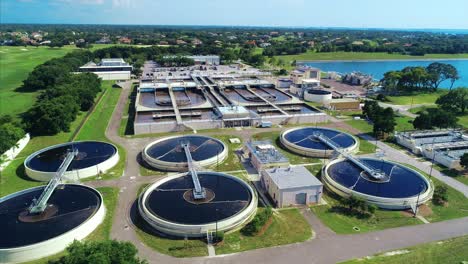 Volando-Alrededor-De-Una-Planta-De-Tratamiento-De-Agua-Por-Un-Cuerpo-De-Agua