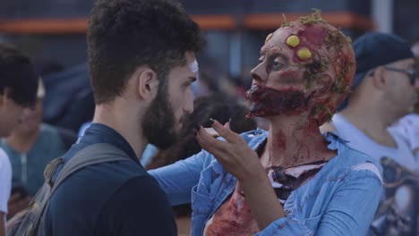 Primer-Plano-De-Un-Maquillador-Con-Estilo-Aplicando-Prótesis-Antes-De-La-Caminata-De-Halloween-De-Zombies-En-El-Día-De-Los-Muertos-En-Copacabana