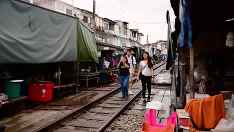 Un-Emocionante-Viaje-En-Tren-Al-Mercado-Ferroviario-De-Mae-Klong