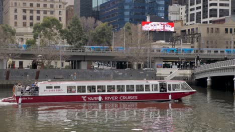 Melbourne-Turistas-Caminando-Junto-Al-Río-Yarra-Caminando-El-Puente-De-Reinas-Durante-El-Día