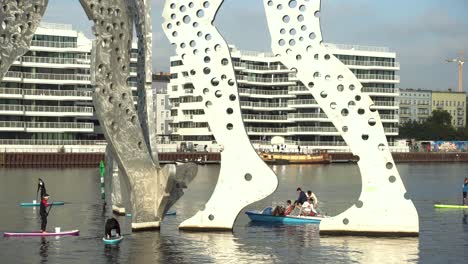 Stand-Up-Paddiing-In-Berlin-Neben-Dem-Berühmten-Molekülmann-An-Der-Spree