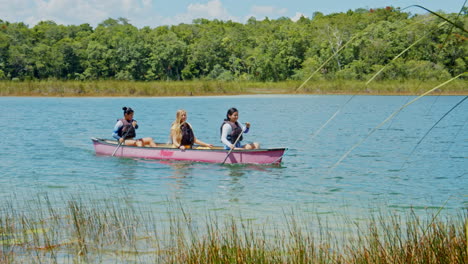 Cámara-Lenta-De-Tres-Chicas-Canotaje-En-El-Lago-En-Chunyaxche,-Quintana-Roo,-México