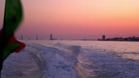 Segeln-Bei-Sonnenuntergang-Meer