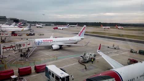 Aeropuerto-De-Gatwick,-Tráfico-Aéreo-De-La-Terminal-Sur-Y-Aviones-En-Las-Puertas