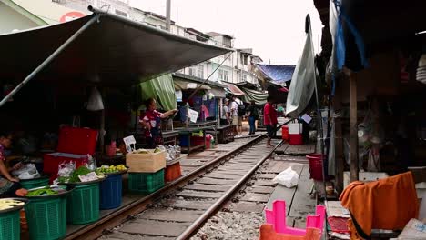 Un-Emocionante-Viaje-En-Tren-Al-Mercado-Ferroviario-De-Mae-Klong