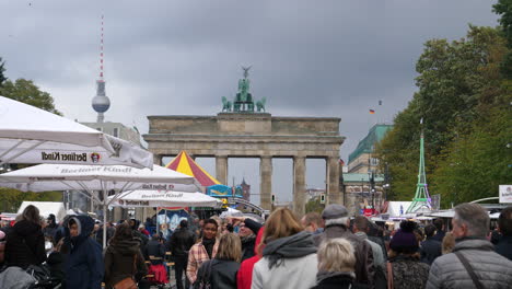 Dichte-Menge-Direkt-Vor-Dem-Berliner-Brandenburger-Tor-Während-Des-Oktoberfests