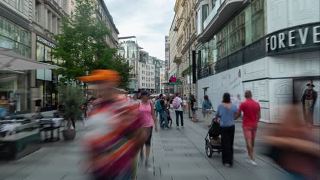 Wien,-österreich---Der-Tourist,-Die-Leute,-Die-Straße-Und-Die-Gebäude-In-Der-Kartnerstraße---Hyperlapse
