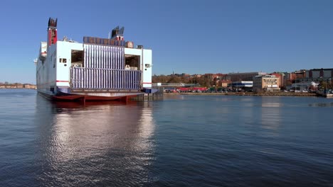 Vista-De-Drones-De-Bajo-Nivel-Acercándose-A-La-Popa-Y-La-Rampa-De-Carga-Trasera-Del-Ferry-De-Línea-Stena-Atracado-En-Gotemburgo,-Suecia