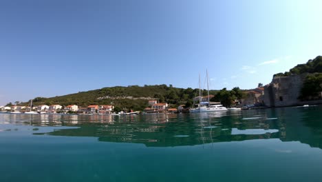 Un-Pequeño-Bote-Se-Acerca-A-La-Aldea-Polace,-Isla-Mljet-En-Croacia