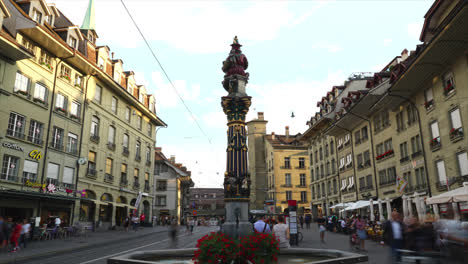 Berna-Suiza,-Alrededor-De:-Gente-De-Lapso-De-Tiempo-En-El-Callejón-De-Compras-Con-La-Torre-Del-Reloj-De-Berna-En-Suiza