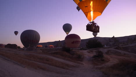 Weitwinkelaufnahme-Der-Flamme,-Die-Während-Des-Sonnenaufgangs-In-Den-Heißluftballon-Von-Kappadokien-Schießt