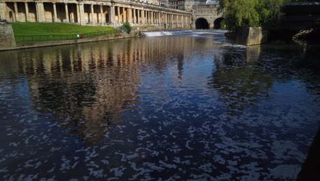 Empire-Hotel,-Pulteney-Weir---Pulteney-Bridge-En-Bath,-Somerset-En-Una-Hermosa-Mañana-De-Verano-Que-Se-Desvanece-Desde-El-Río-Avon