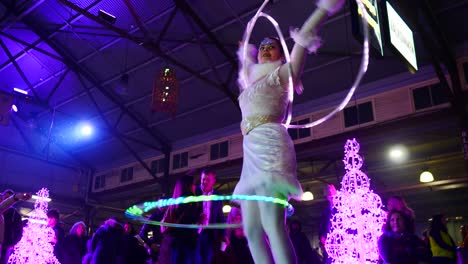 Hula-Hooper-En-El-Mercado-Nocturno-De-Victoria,-Durante-La-Temporada-De-Invierno,-Julio-De-2019,-El-Mercado-Nocturno-De-La-Reina-Victoria-Durante-El-Invierno