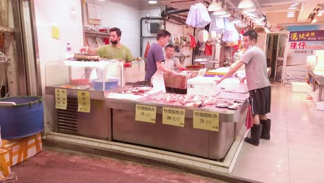 Pandemia-Del-Virus-De-La-Corona,-Lugareños-En-La-Tienda-De-Pescado-Fresco-Del-Mercado-Húmedo-Del-Centro-De-Hong-Kong,-Usando-Máscaras-Protectoras