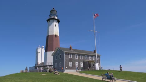 Establecimiento-De-Una-Toma-Del-Museo-Del-Faro-De-Montauk-Point-En-Proceso-De-Renovación-En-Un-Soleado-Día-De-Verano,-Junio-De-2019