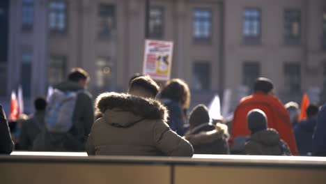 Demonstration-Von-Menschen,-Die-Frieden-In-Der-Welt-Fordern