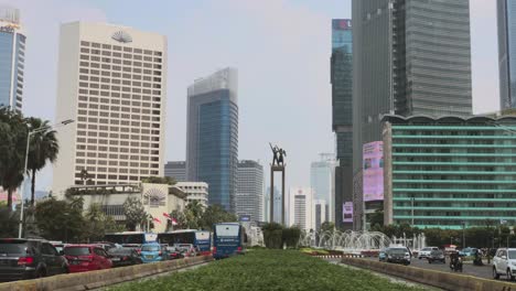 The-Famous-Selamat-Datang-Monument-in-Jakarta,-Indonesia-in-a-cloudy-day