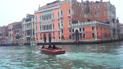 Bote-De-Taxi-Acuático-En-El-Canal-Veneciano-En-Un-Día-Gris-Y-Nublado