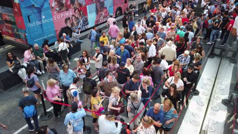 People-crowd-in-front-of-TKTS-box-office-in-Manhattan-for-cheap-Broadway-tickets