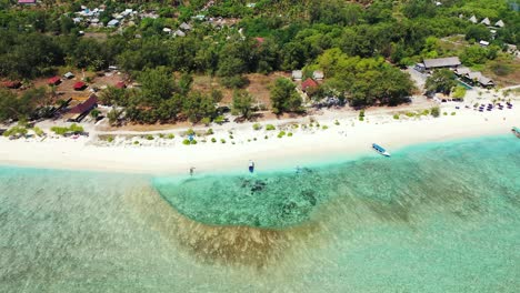 Exotischer-Strand-Mit-Weißem-Sand,-Der-Von-Kristallklarem-Smaragdwasser-Der-Türkisfarbenen-Lagune-Mit-Korallenriffen-In-Bali-Umspült-Wird
