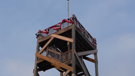 Schwenken-Sie-In-Der-Dämmerung-Auf-Die-Spitze-Des-Schiffswrackschatzmuseums-In-Key-West