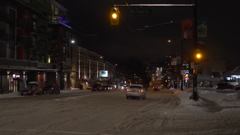 Eine-Kalte-Winternacht-Mit-Wenigen-Menschen,-Die-Draußen-Spazieren-Gehen,-Und-Kein-Verkehr-Auf-Der-Straße-In-Hastings-County,-Ontario,-Kanada---Stetiger-Schuss