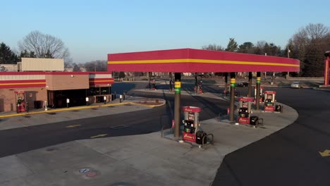 Luftaufnahme-Einer-Tankstelle-Und-Eines-Supermarkts-In-Einem-Vorort-Einer-Kleinstadt-In-Pennsylvania,-Tankstelle-Und-Geschäft-Von-Rutter-In-Lancaster,-Betankung-Von-Lkw-Haltestellen