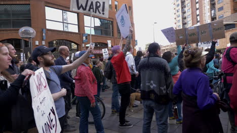 Los-Manifestantes-Sostienen-Carteles-En-Una-Manifestación-Contra-La-Guerra-En-El-Centro-De-Denver,-Colorado