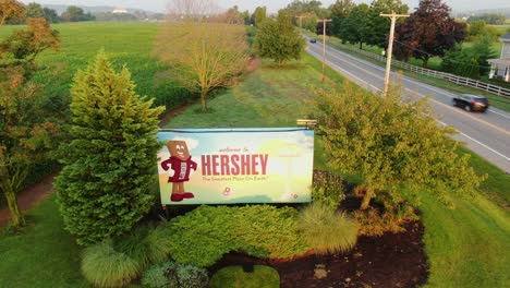 Bienvenido-A-La-Cartelera-De-Hershey,-Tiro-Inclinado-Hacia-Abajo-Del-Dron-Aéreo