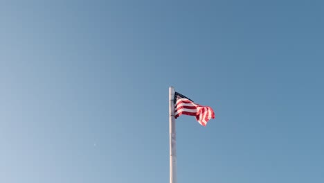 Amerikanische-Flagge,-Die-Gegen-Blauen-Himmel-Flattert