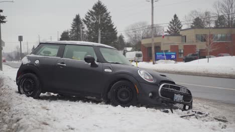 Mini-Cooper,-Der-In-Nepean-Auf-Der-Straße-Abgestürzt-Ist