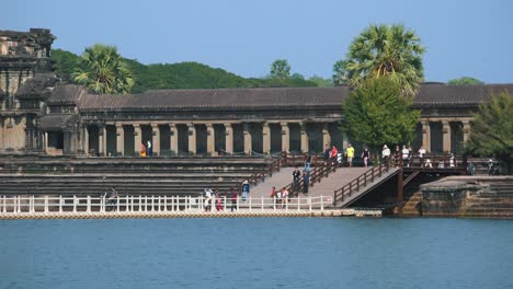 Touristen,-Die-Die-Behelfsbrücke-über-Den-Burggraben-Bei-Angkor-Wat-überqueren