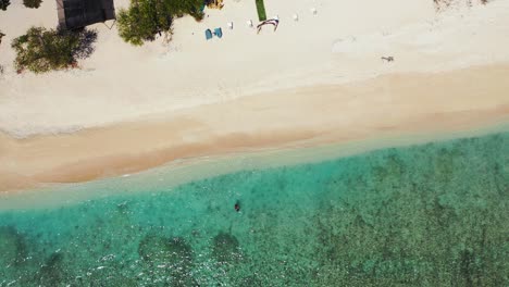 Abgelegene-Tropische-Insel-Mit-Abgelegenem-Exotischem-Strand,-Der-Von-Klarem,-Warmem-Meerwasser-Umspült-Wird,-Ideales-Ziel-Für-Sommerferien-Auf-Den-Bahamas