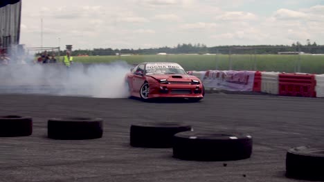 Nissan-240sx-Rojo-A-La-Deriva-En-Una-Pista-De-Deriva-En-Cámara-Súper-Lenta-Con-Mucho-Humo-De-Los-Neumáticos-En-Un-Primer-Plano