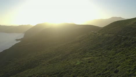 Blauer-Porsche-Macan-In-Den-Marin-Headlands-In-San-Fransisco-Bei-Sonnenuntergang