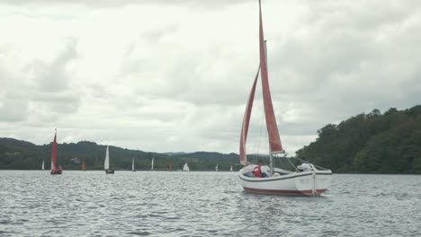 Rettungsboot-Zum-Segelboot-Umgebaut,-Segeln-In-Regatta