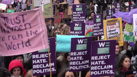 Miles-De-Manifestantes-Con-Pancartas-Y-Pancartas-Se-Unen-A-La-Marcha-Por-Las-Mujeres-En-Londres-En-El-Día-Internacional-De-La-Mujer