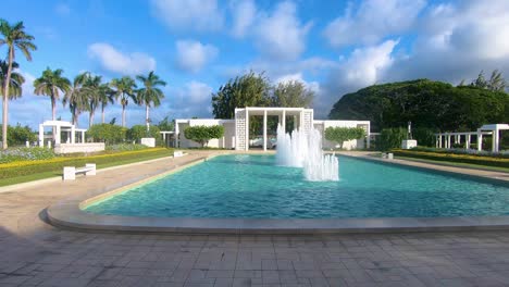 Wunderschöner-Türkisfarbener-Brunnen-Und-Pool-Im-Laie-Hawaii-Tempel