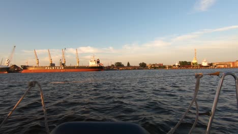 Desde-El-Yate-Se-Puede-Ver-La-Costa-Y-Las-Grúas-De-Trabajo-En-El-Barco