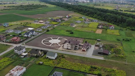 Luftaufnahme-Einer-Anlage-Im-Grünen-Mit-Einem-Kreisrunden-Denkmalhof